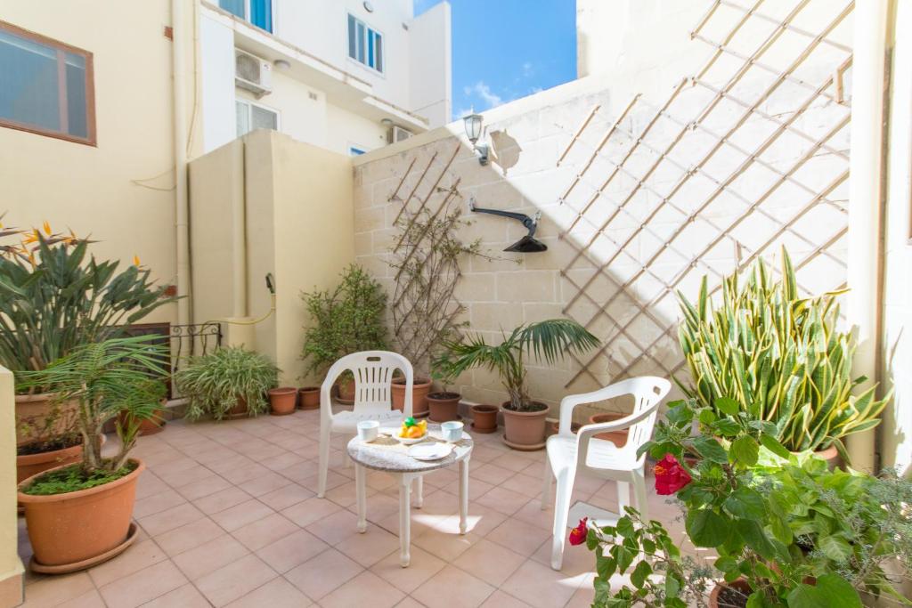 Well Located Cozy House & Courtyard Kalka - Happy Rentals photo 2