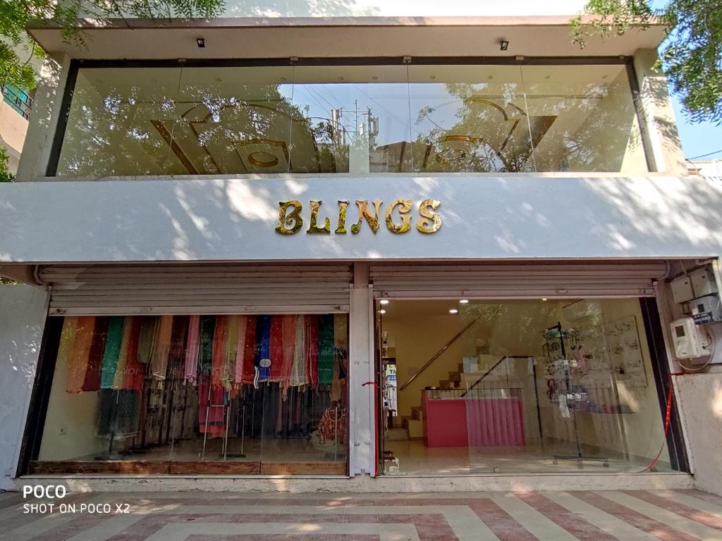 BLINGS photo 1