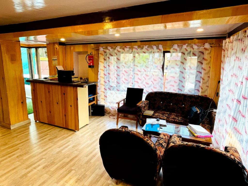 Hotel Crown Pine Pahalgam photo 2