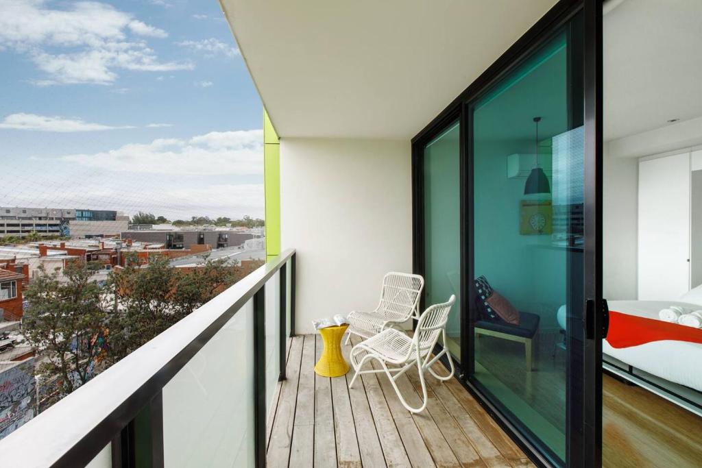 Live the Seaside Lifestyle in Modern St Kilda Gem photo 2