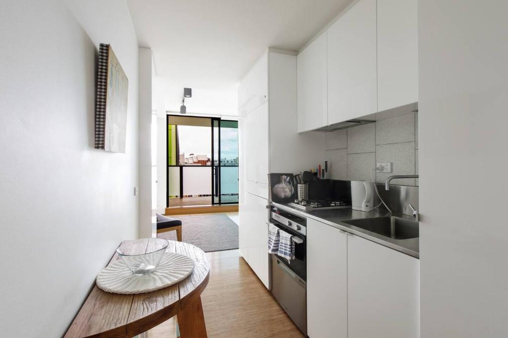 Live the Seaside Lifestyle in Modern St Kilda Gem photo 3