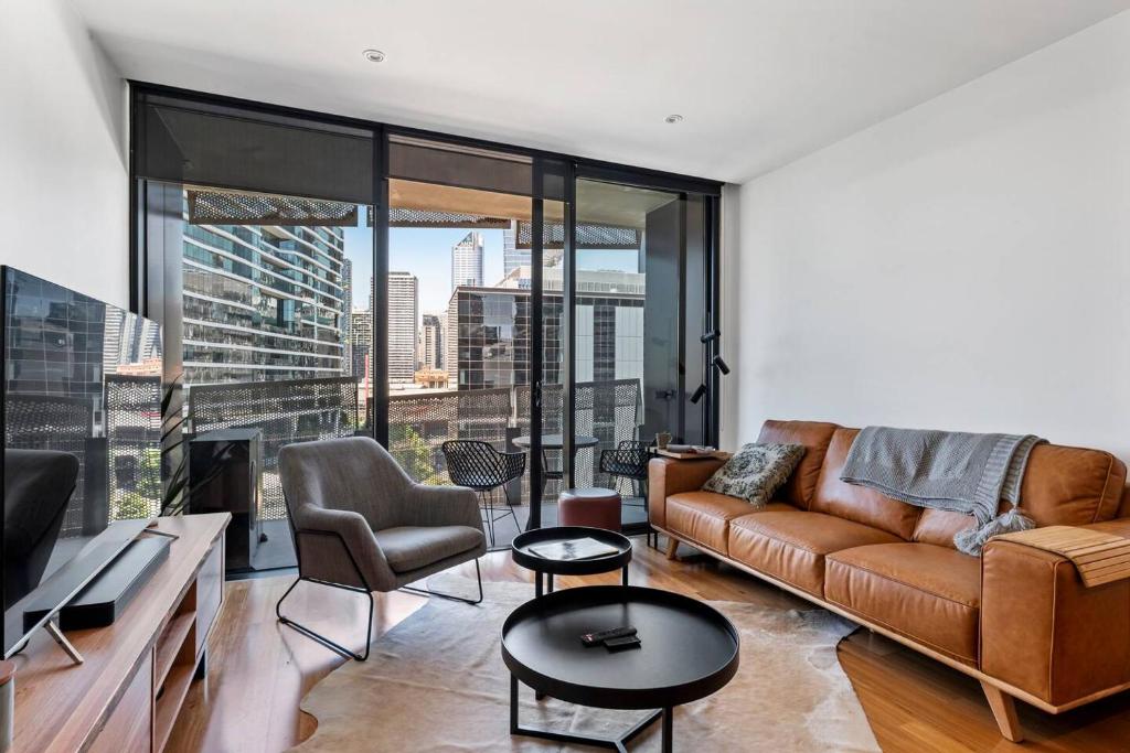 Sky Way on 10th - A Sleek Balcony Pad with Parking photo 1