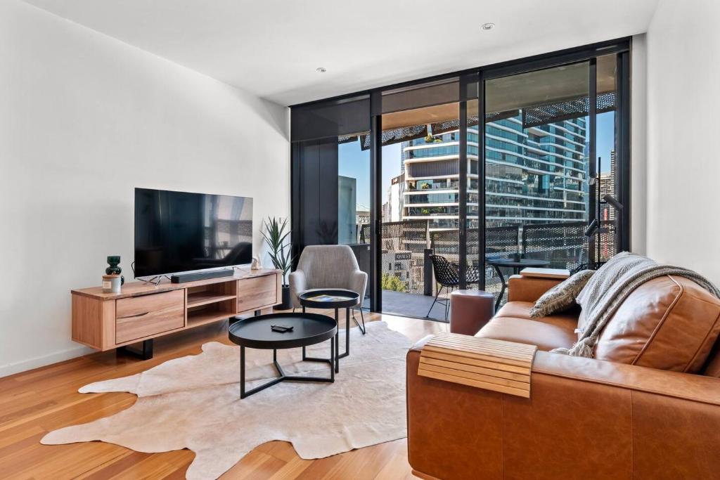 Sky Way on 10th - A Sleek Balcony Pad with Parking photo 2