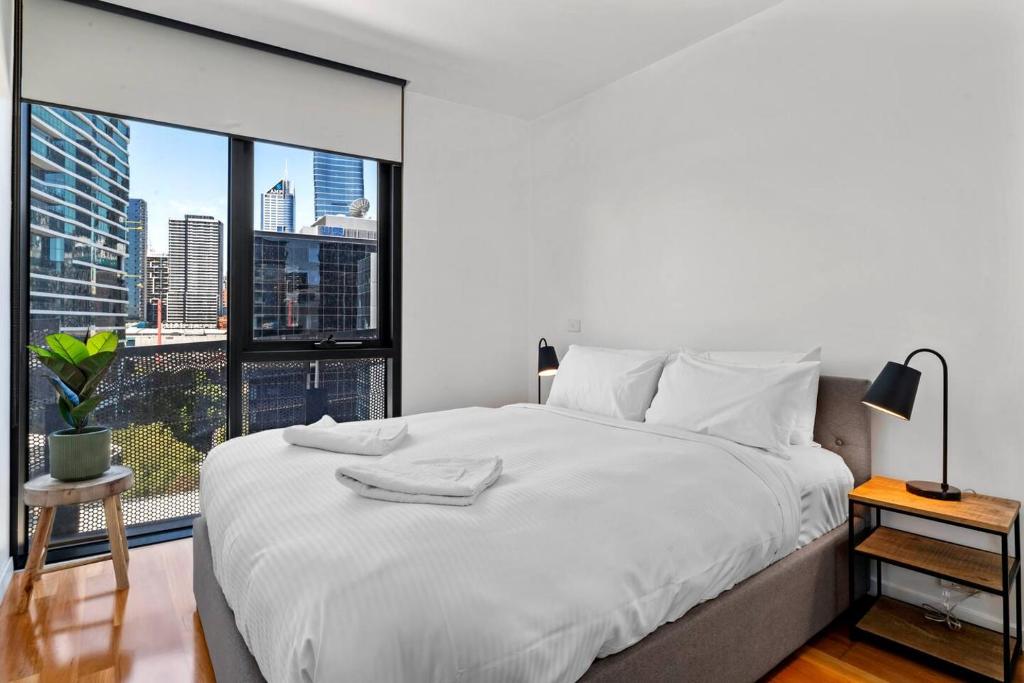 Sky Way on 10th - A Sleek Balcony Pad with Parking photo 4