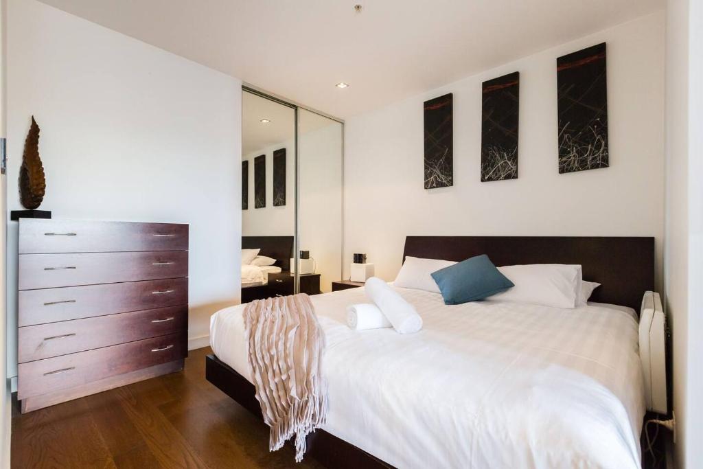 Southside St Kilda Seclusion with Balcony and Parking photo 2