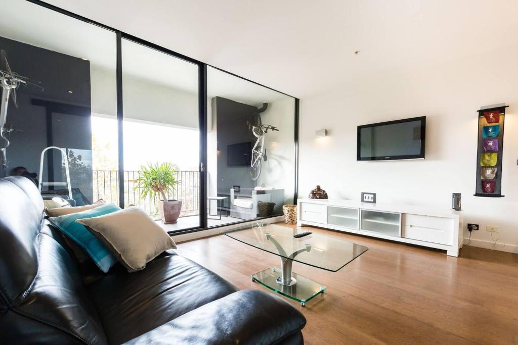 Southside St Kilda Seclusion with Balcony and Parking photo 1