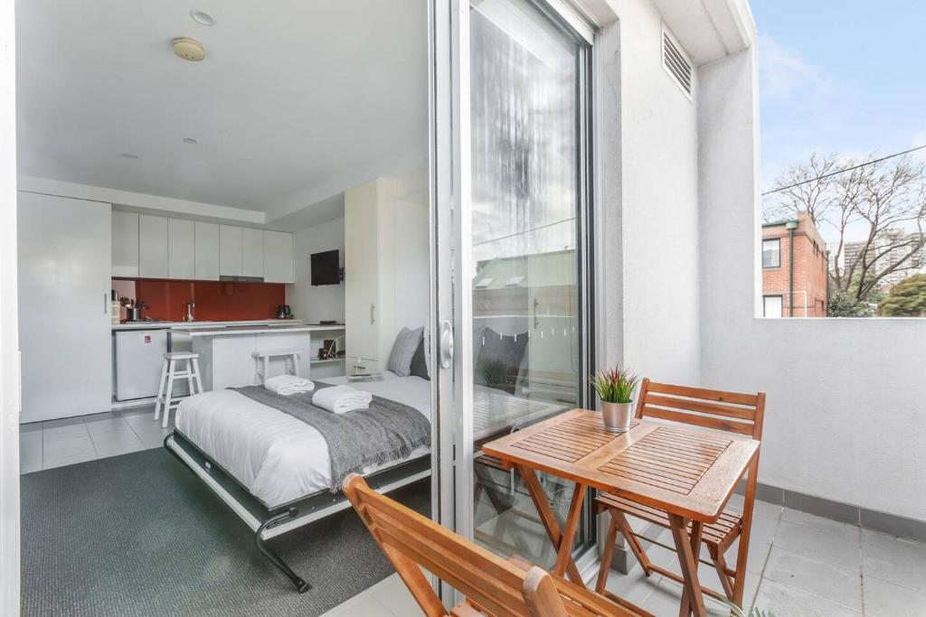 Nicholson's Nest - A Balcony Studio in Funky Fitzroy photo 3