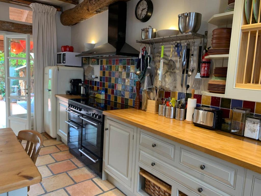 Charming 2-Bed House in St Meard de Gurcon photo 3