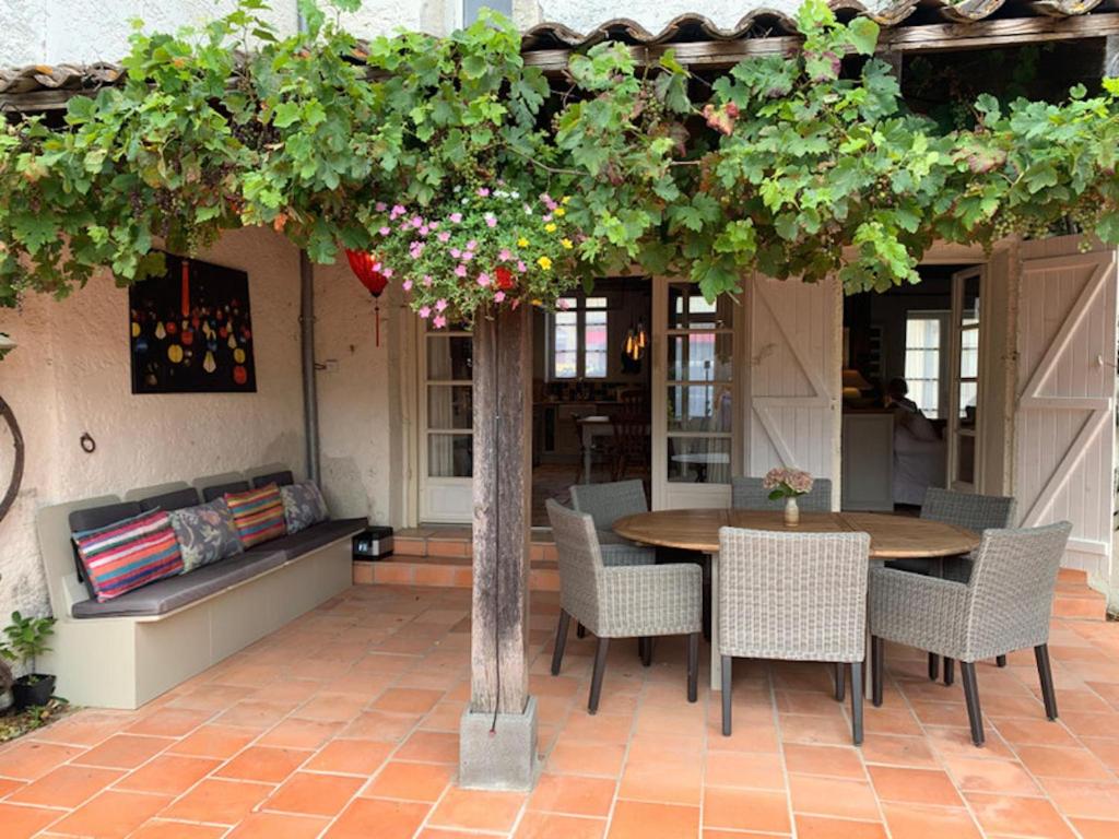 Charming 2-Bed House in St Meard de Gurcon photo 2