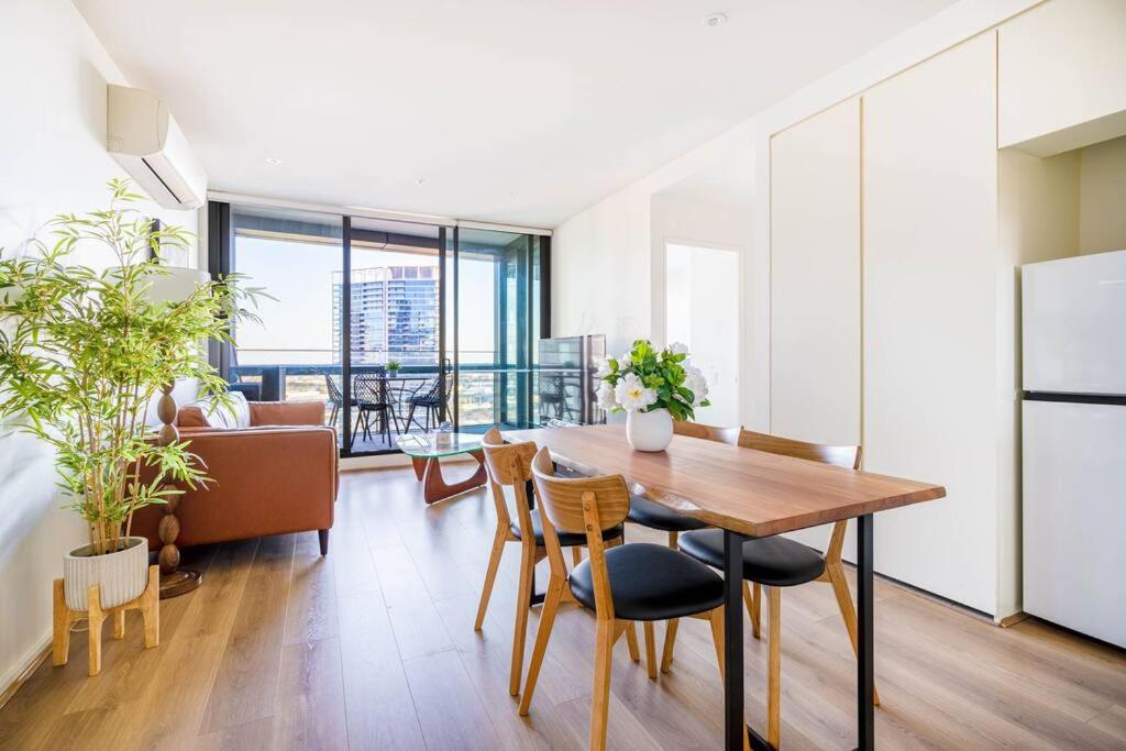 Waterfront 2BR Docklands apt w Balcony&FreeParking#8831606