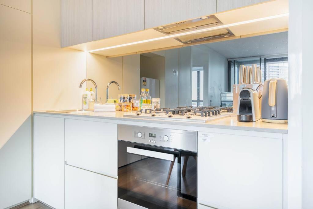 Waterfront 2BR Docklands apt w Balcony&FreeParking#8831606 photo 4