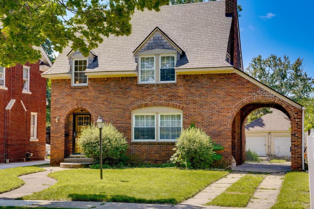 Historic Detroit Bungalow Pet and Family Friendly photo 2