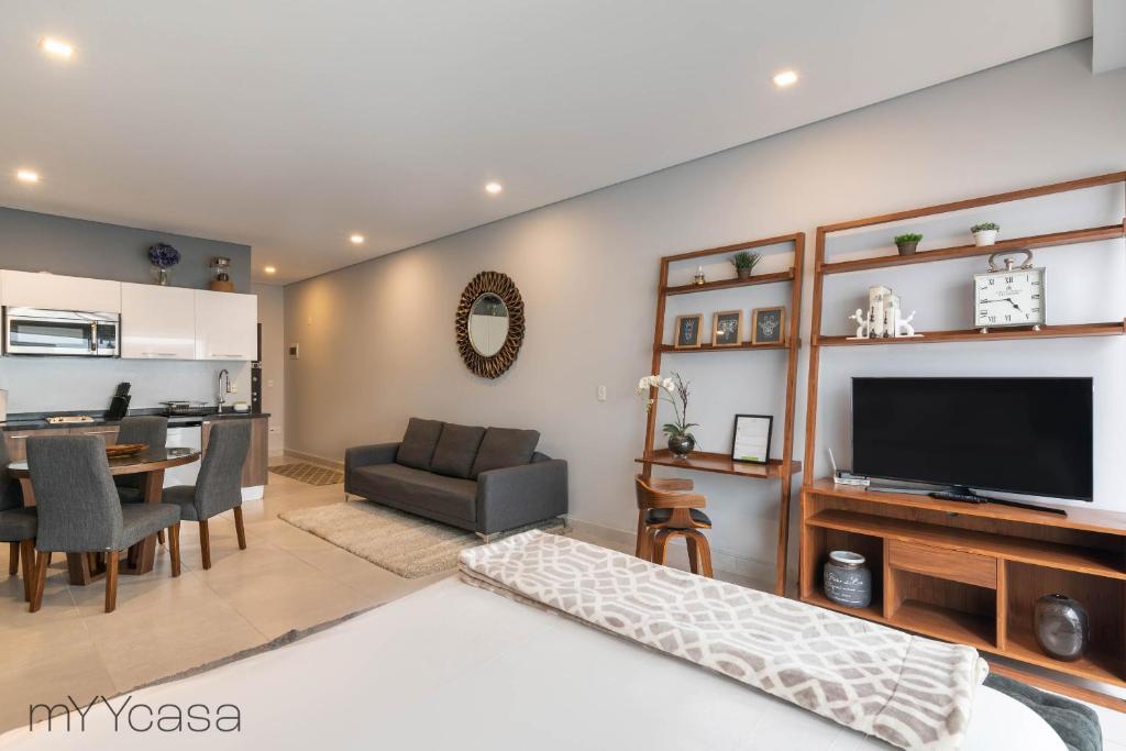 Lovely Studio with Pool & Private Balcony in La Roma - Alure photo 1