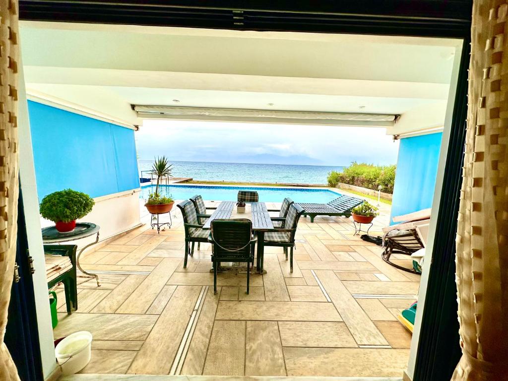 Pool Beachouse With Stunning Views photo 2