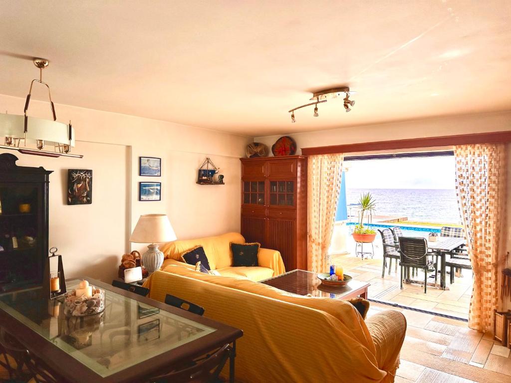 Pool Beachouse With Stunning Views photo 4