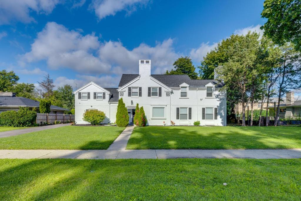 Luxurious Detroit Home - Walk to Golf and Park!
