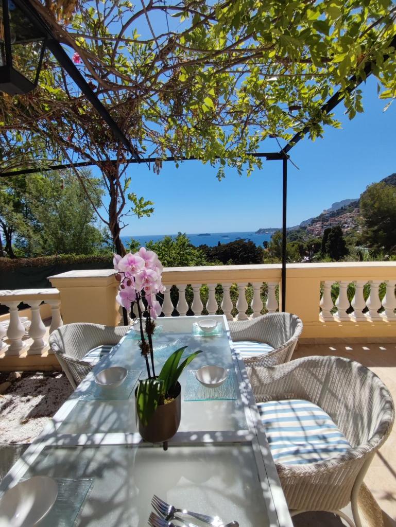 MAISON AVEC SPLENDIDE VUE MER et MONACO 5 minutes des PLAGES