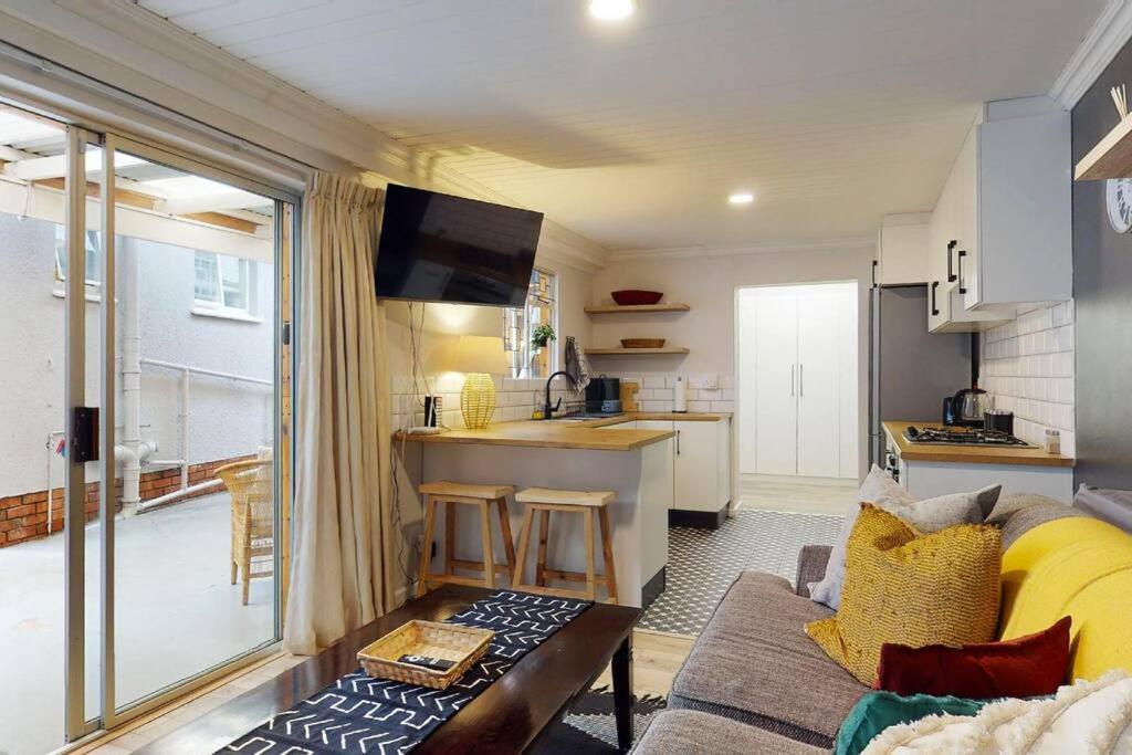 Sixty-Five: Stylish guest suite photo 3