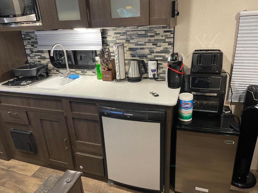 Private mini entire home with kitchen and bathroom photo 4