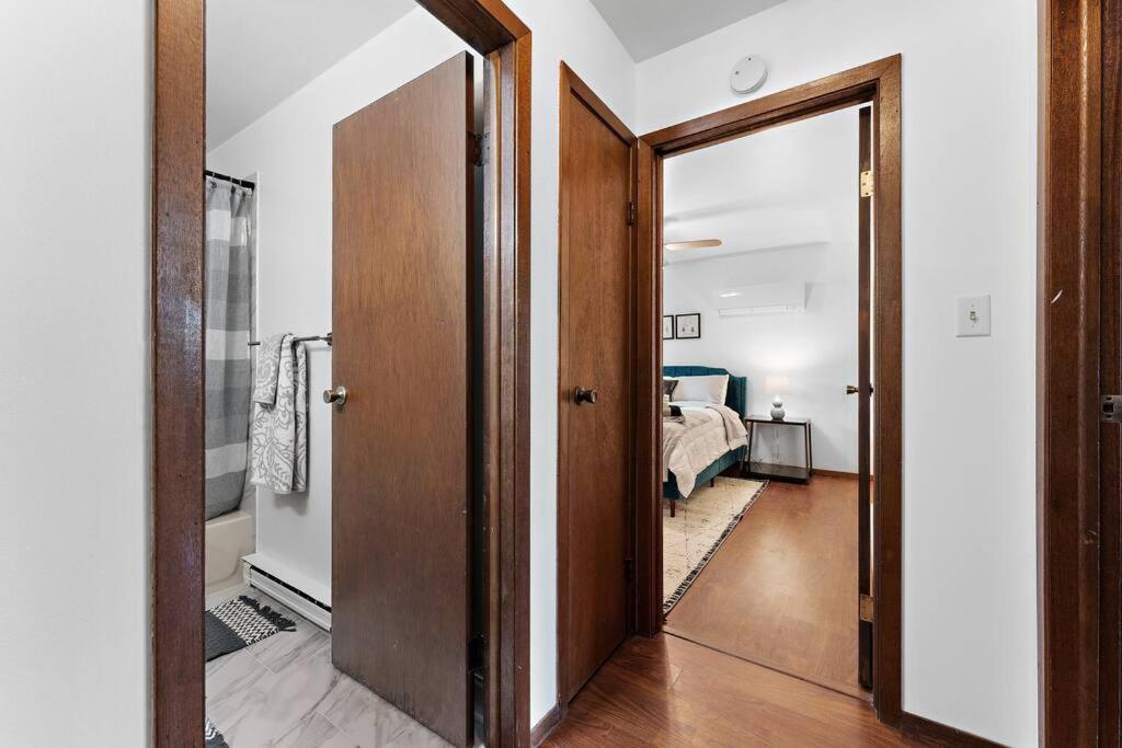 Balcony/Patio/ Fenced Yard /Beach/Park& Pet Allow photo 3