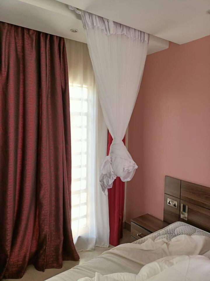 Exquisite 4 bedroom mansionette with a beautiful view-pink house photo 1