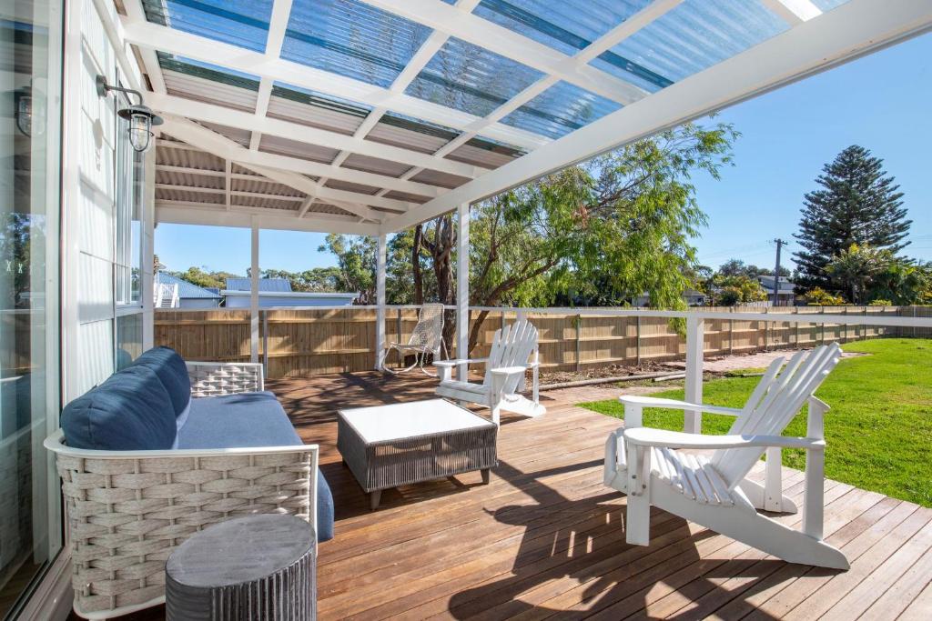 Breathe - Pet Friendly - 2 Mins Walk to Beach