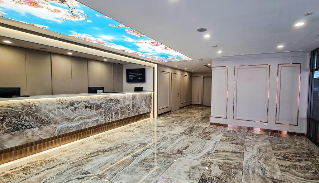 Hotel 81 Palace - NEWLY RENOVATED photo 2