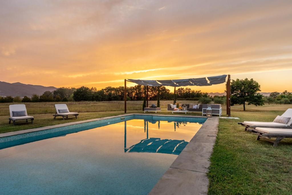 Il Conte, Traditional Tuscany 3 bedrooms Luxury Farmhouse Villa with Private Pool and SPA in Orentano photo 3