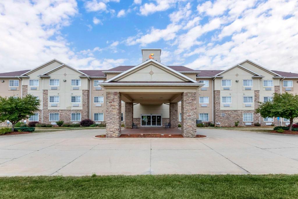 Comfort Suites Cedar Falls image
