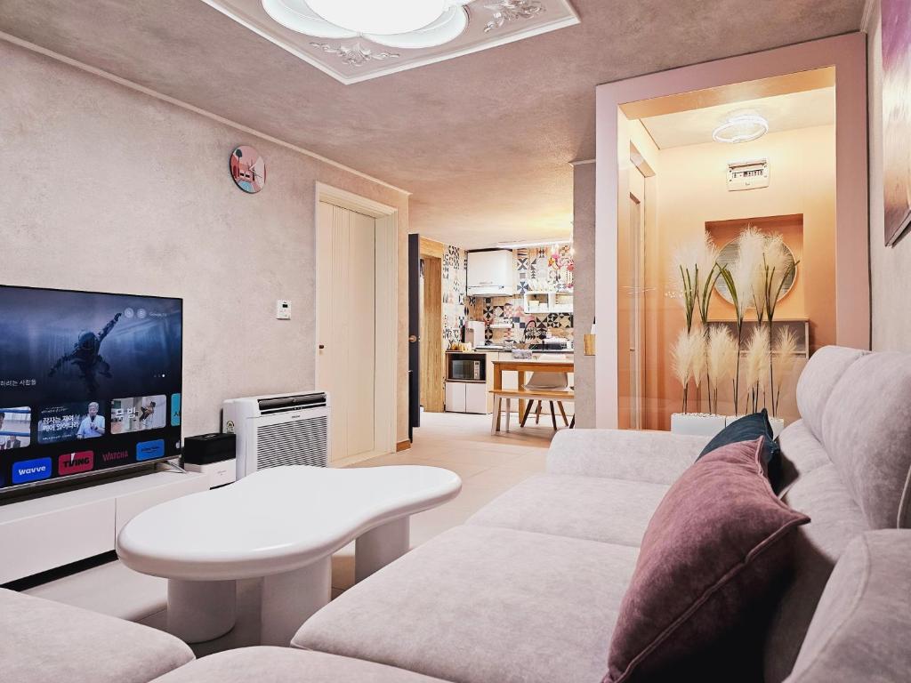 Close to Gangnam, COEX & Luxury Apartment near Lotte world photo 4