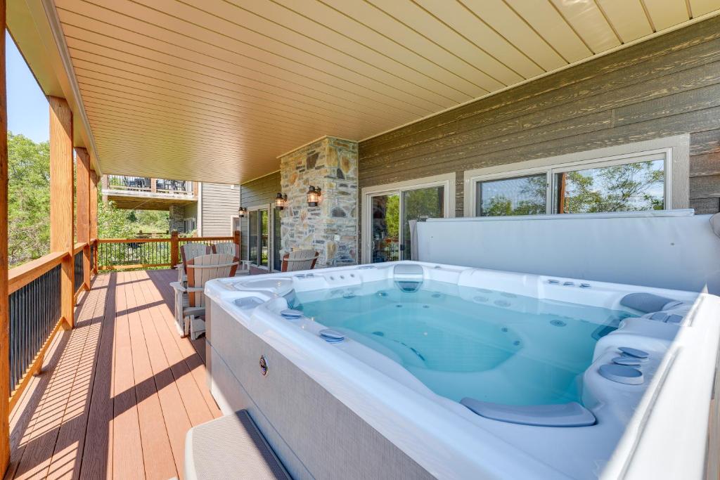 Luxe Table Rock Lake Vacation Rental with Hot Tub! photo 1