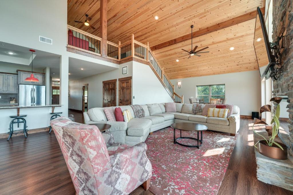 Luxe Table Rock Lake Vacation Rental with Hot Tub! photo 2