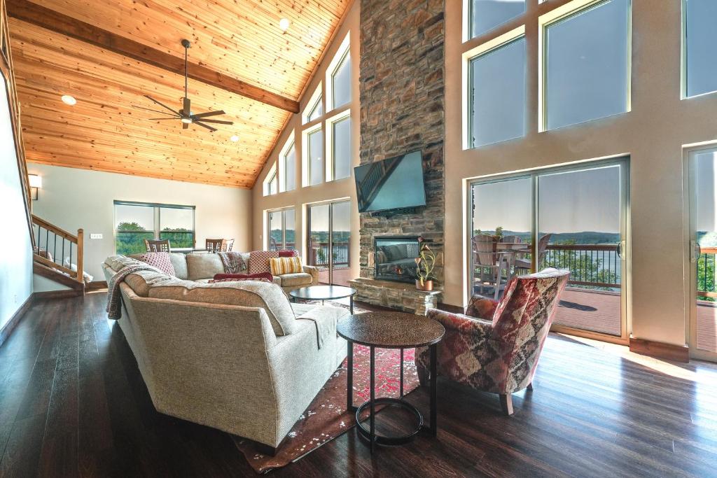 Luxe Table Rock Lake Vacation Rental with Hot Tub! photo 3