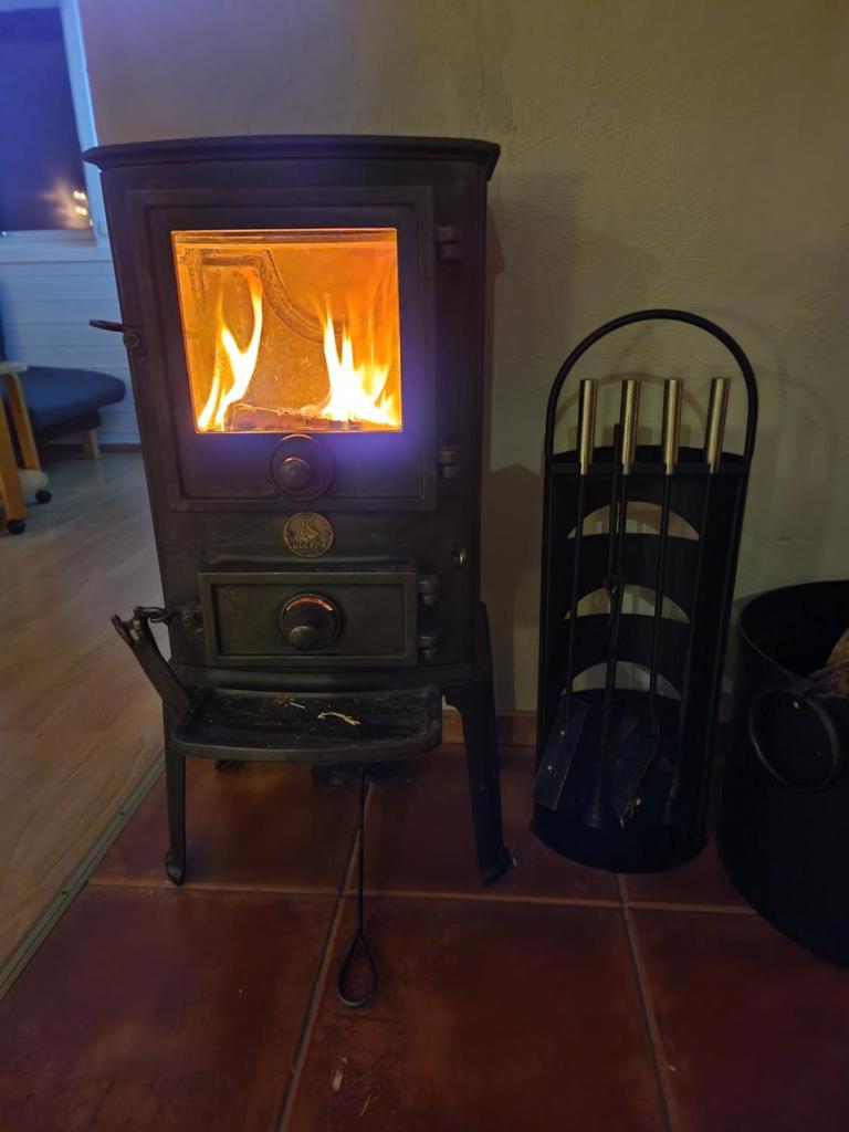 Warm and cozy cottage, Great location photo 2
