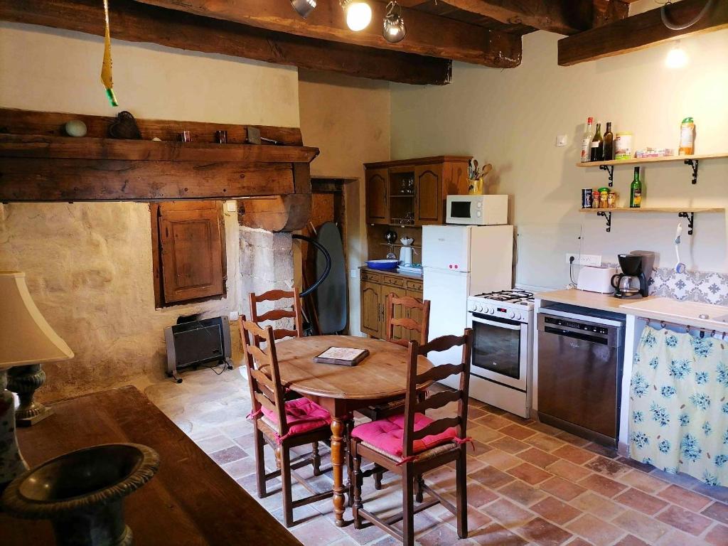 Maison de 2 chambres avec terrasse amenagee et wifi a Saint Andeol de Vals photo 3