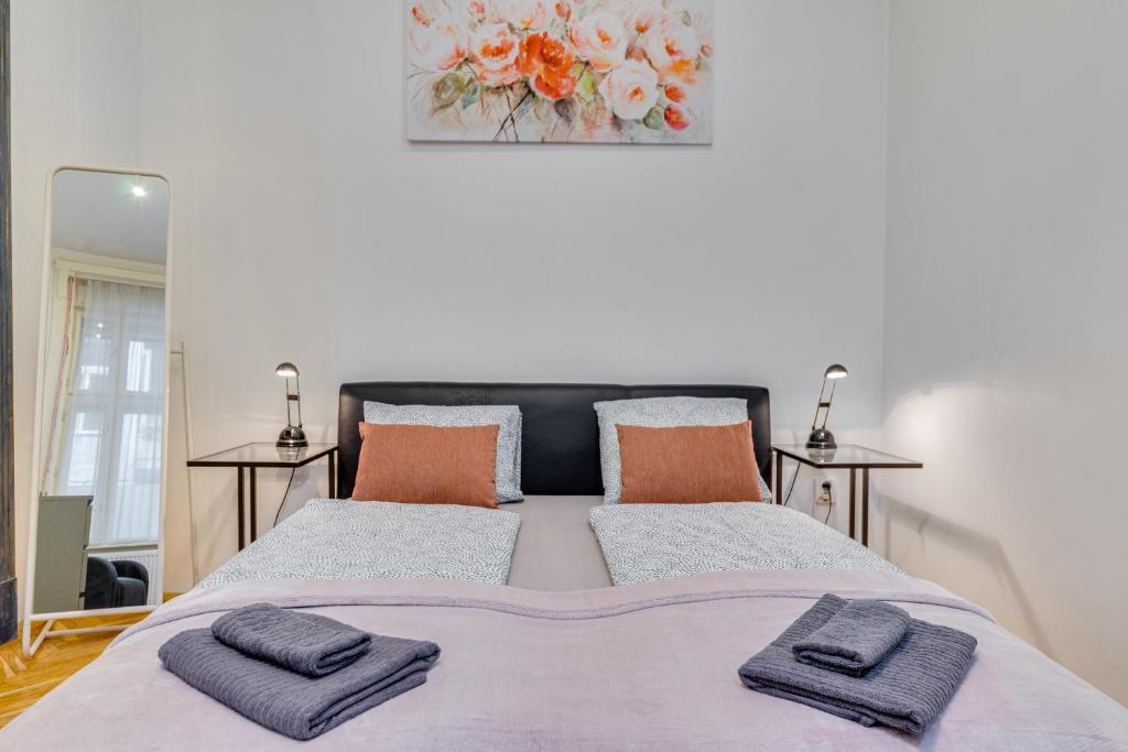 StyleMix Apartment in city heart - Tap to explore photos