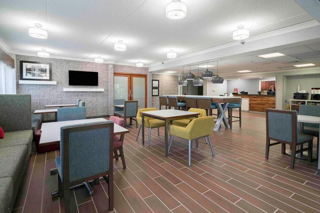 Hampton Inn St. Louis - Westport photo 1