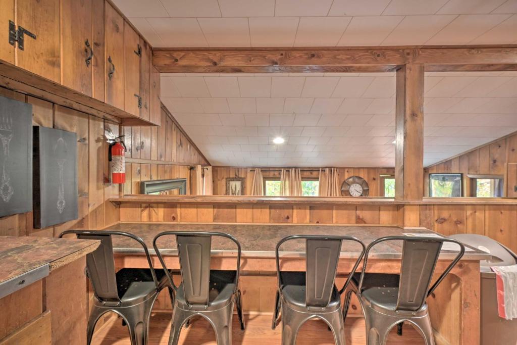 Wyatt Earp Cabin with Deck, 1 Mi to Raystown Lake! photo 3
