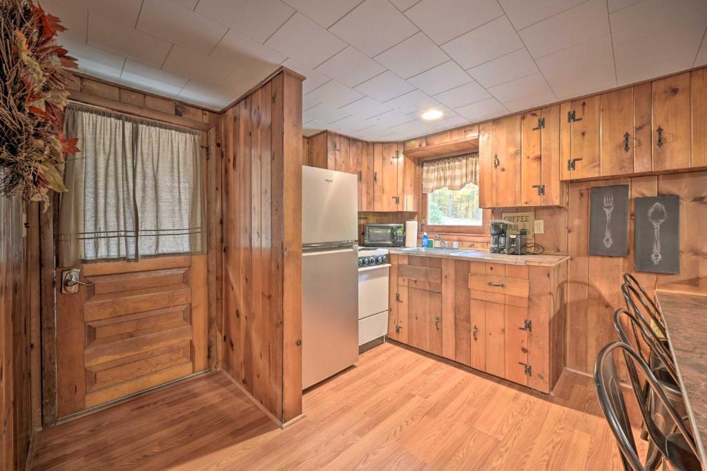 Wyatt Earp Cabin with Deck, 1 Mi to Raystown Lake! photo 4