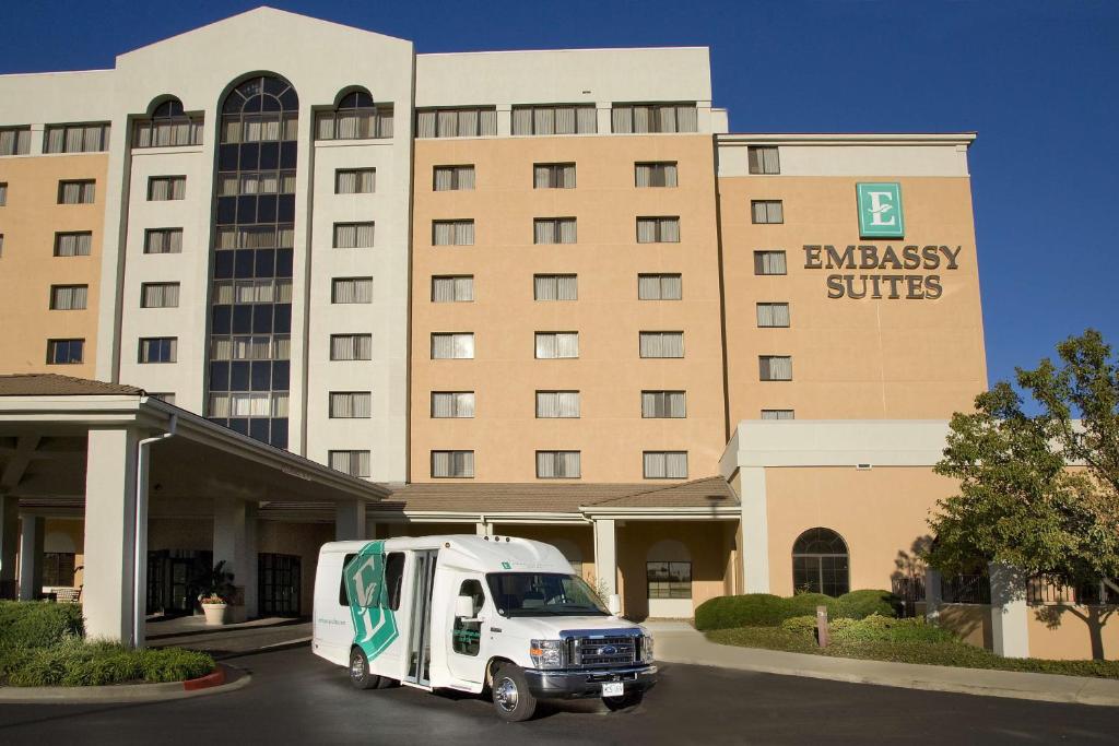 Embassy Suites by Hilton Kansas City International Airport photo 2