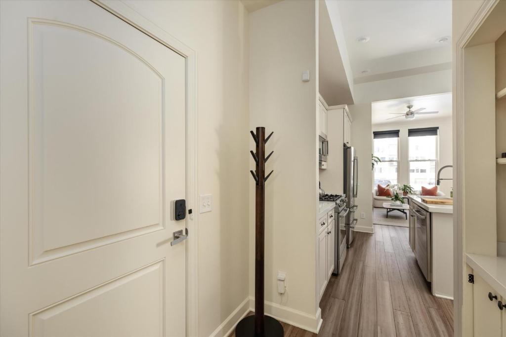 The Lumber Baron's Mansion: 2 King Suites, 2.5BA + Gym photo 1
