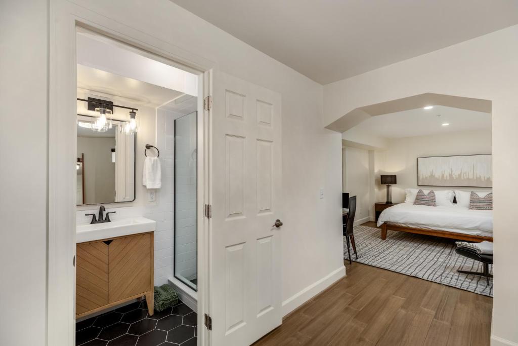 The Lumber Baron's Mansion: 2 King Suites, 2.5BA + Gym photo 3