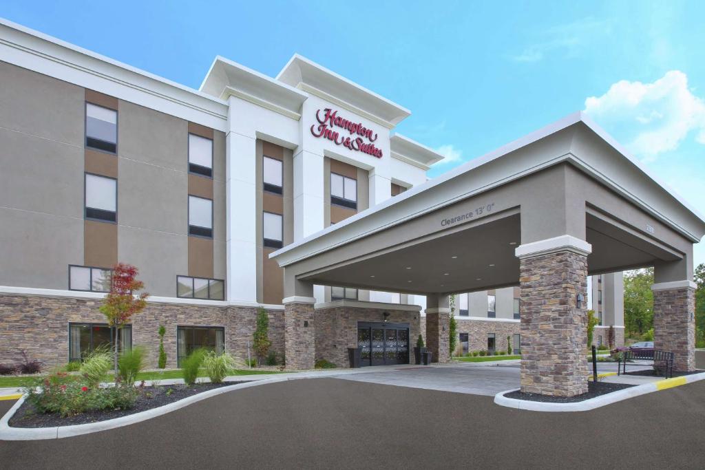 Hampton Inn & Suites Oakwood Village-Cleveland image