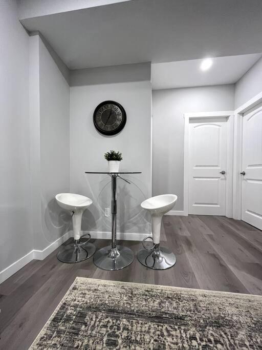 Private Cozy Secondary Suite, 2 Bedrooms, Separate Entrance photo 2