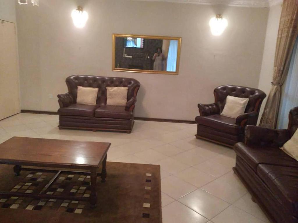 Charming 6-bed House With Swimming Pool in Harare - Tap to explore photos