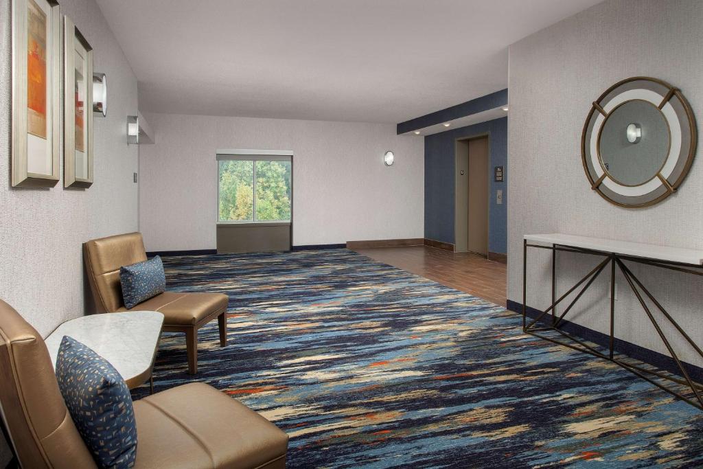 Hampton Inn & Suites Alpharetta-Windward photo 2