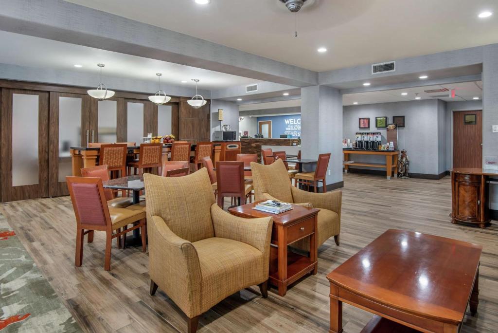 Hampton Inn Brownwood photo 1