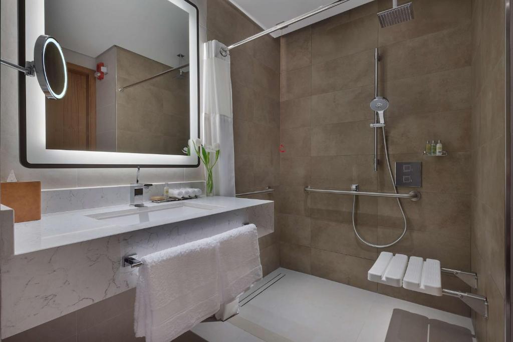 DoubleTree by Hilton Sharjah Waterfront Hotel And Residences photo 1
