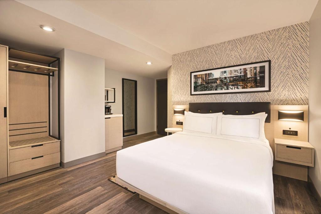 DoubleTree by Hilton New York Midtown Fifth Ave Room Type - Queen Room with Partial Landmark View