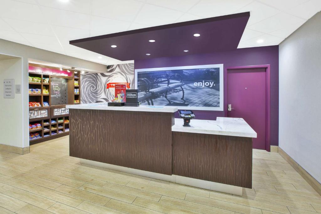 Hampton Inn & Suites Oakwood Village-Cleveland photo 2